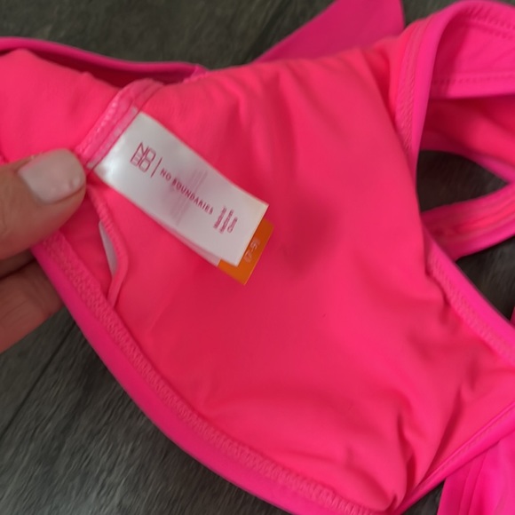 Hot pink bikini - Picture 3 of 4